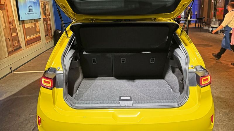 Der Platz bis zum eingelegten höheren Ladeboden mag in vielen Alltagssituationen zwar genügen. (Bild: Achter – VCG)