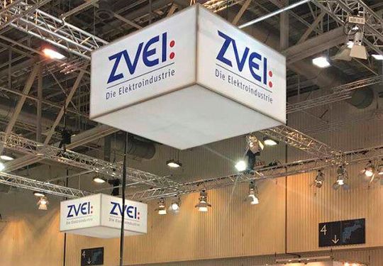 Der Strompreis muss jetzt für alle – Privatverbraucher, Industrie und Gewerbe – massiv reduziert werden, fordert der Verband der Elektro- und Digitalindustrie ZVEI. Der Verband gibt dazu auch handfeste Tipps, wie das geschafft werden kann. Hier mehr dazu ...(Bild:  ZVEI)