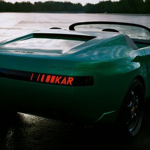 Die Rückleuchten zeigen den Namen des L'Art-Gründers.(Bild: Porsche)