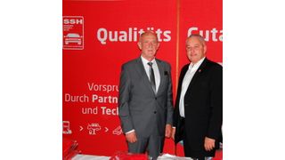 Altgesellschfter Reinhardt Miks (li.) wird die SSH interimsweise führen. Der Sprecher der Gesellschafter Frank Steinacker (r.) freut sich, dass man Miks und Axel Staisch (n. im Bild) für diese Aufgabe gewinnen konnte.    (Wenz)