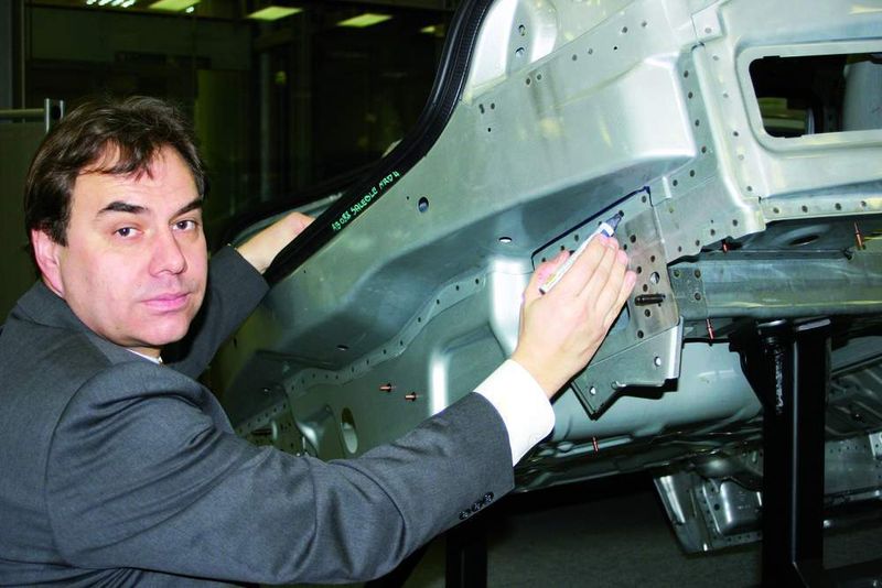 Jürgen Peitz verdeutlicht den „Sparschnitt“ für die Erneuerung des Heckabschlussteils am Insignia.  (Foto: Damschen)