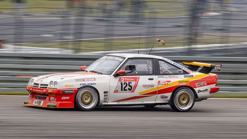 Im Motorsport erlangte ein Manta B Kultstatus, der seit dem 23. April 1994 regelmäßig am 24-Stunden-Rennen auf dem Nürburgring teilnimmt. Es ist ein Fahrzeug des Baujahres 1981, das dank Teilen aus kohlenstofffaserverstärktem Kunststoff leer 930 kg wiegt und durch Erhöhung des Hubraums von 1,8 auf 2 Liter sowie weiterem Motortuning etwa 165 kW (225 PS) leistet. Weiteres Ausstattungsmerkmal des unter anderen vom Besitzer Hans-Olaf Beckmann und dem ehemaligen DTM-Fahrer Volker Strycek pilotierten Wagens ist der Fuchsschwanz an der Dachantenne. (Bild: Opel)