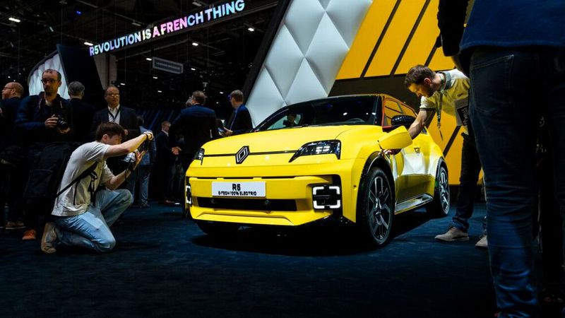 Der R5 E-Tech entwickelte sich zum viel fotografierten Motiv. (Bild: GIMS)