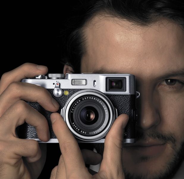 Fujifilm hat bei der X100S einen optischen mit einem elektronischen Sucher kombiniert. (Bild: Fujifilm)