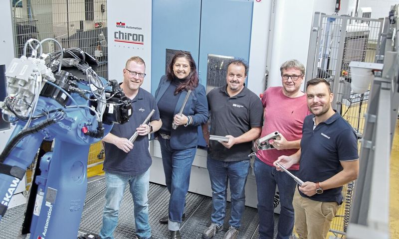 Sie haben gemeinsam den neuen Honprozess in die Chiron FZ 18 integriert (v. l. n. r.): Kim Arnold (Urma AG), Brigitte Kocher (Dihawag), Bernhard von Gunten sowie Stefan Oetliker (beide Haag-Streit AG) und Dominik Läng (Dihawag). (Bild: Matthias Böhm)