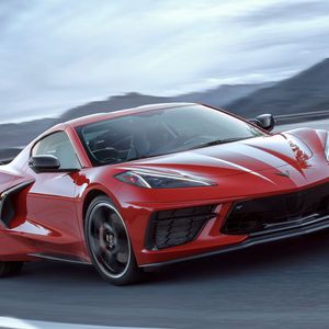 Zum ersten Mal ist der Motor nicht mehr vor den Insassen montiert, sondern genau wie bei Ferrari, Lamborghini oder McLaren direkt dahinter(Bild:  Chevrolet)