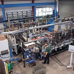 Die Warmumformungsanlage fertigt bis zu 1,5 kg schwere Biegeteile aus einen 24-mm-Stahldraht.