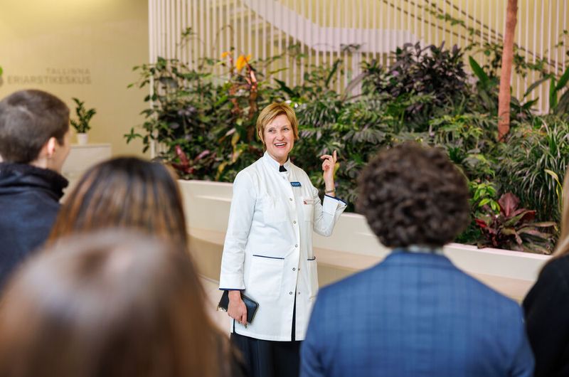 Dort erwartete uns bereits Kristel Amjärv, Leiterin und Allgemeinärztin. Sie führte uns in einen weiteren Konferenzraum. (Bild: © Raul Mee)