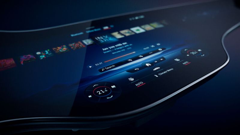 Streng genommen handelt es sich um drei einzelne OLED-Bildschirme, die sich unter einer gemeinsamen Glasplatte befinden. (Bild: Daimler)