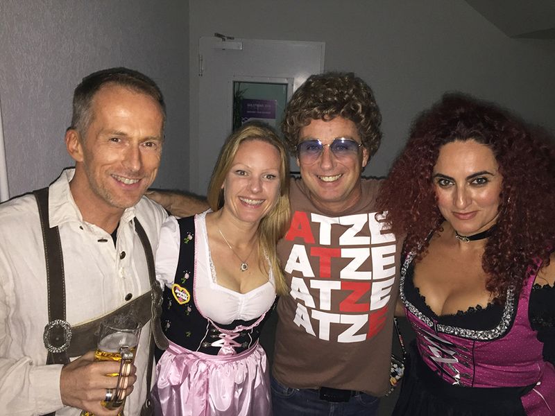 Atze mit den IT-BUSINESS Mädels Besa und Hannah und Meik Blase, Wortmann. (Bild: IT-BUSINESS)