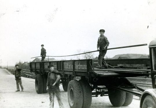 So wurden im Jahre 1933 Stromschienen, einst erfunden von Paul Vahle, logistisch gehandhabt – ein echter Kraftakt. Mittlerweile ist die damals revolutionäre Stromschiene, die viele Probleme löste, 111 Jahre alt. Doch ausgedient hat sie noch lange nicht. Lesen Sie!(Bild:  Vahle)