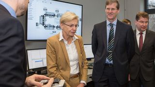v.l.n.r.: Prof. Imiela, Staatssekretärin Dr. Johannsen, Prof. Niemann, Prof. von Helden bei der Führung durch die Industrie 4.0 Modellfabrik (HsH/Schneeweiß)