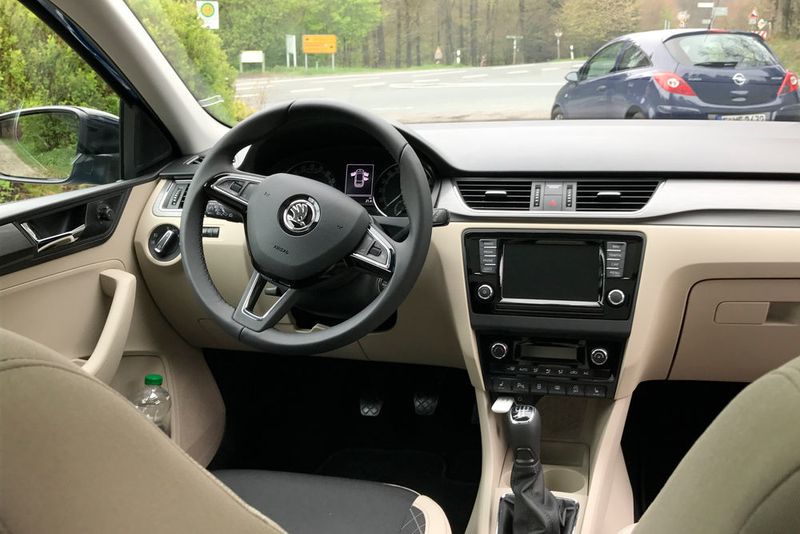 … und ein luftiges Raumgefühl. Fahrer, Beifahrer … (Grimm / »kfz-betrieb«)