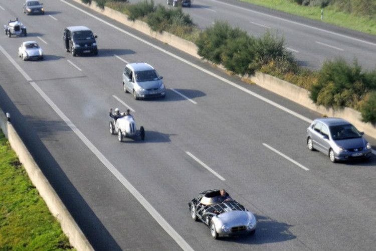 Los geht's: der Stromlinien-Sportwagen auf der alten Rennstrecke. (Foto: Zietz)
