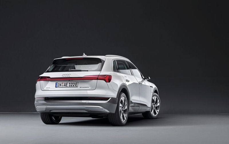 Dafür muss man mit weniger Leistung, einer kleiner Batterie mit 71 kW/h und eine Reichweite von 300 Kilometern auskommen.  (Audi)