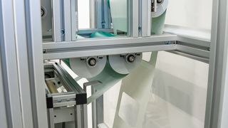 Der Blick auf die Papierhaspel nachdem die Papierbahn das Siegelmodul passiert hat. Hier sieht man auch deutlich die einzelnen Abschnitte der 4-Rand-Beutel, welche die Demo-Anlage fertigt. (Bild: Fraunhofer IVV)