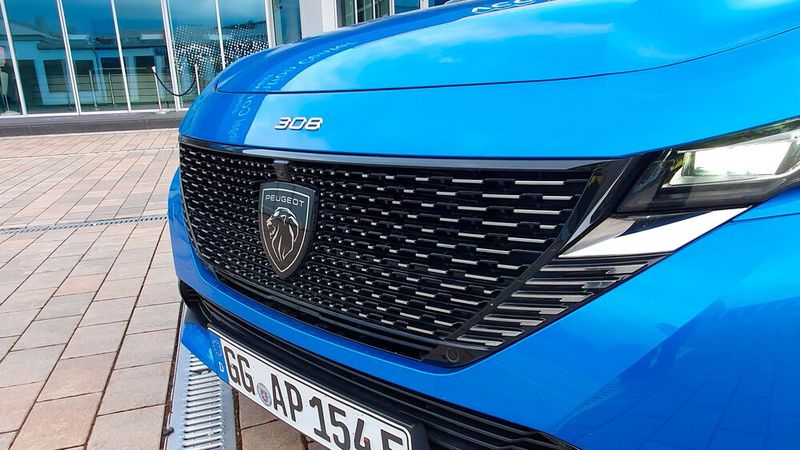 1. Das Design: Die Eleganz manch früherer Entwürfe ist bei Peugeot nicht mehr so zu sehen, die Marke mag es jetzt eher sportlich. Bei der Oberflächenqualität, den Spaltmaßen und der Materialgüte hat Peugeot einen hohen Stand erreicht. (Bild: Mauritz – »kfz-betrieb«)