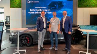 Austausch im Rahmen der Innovationswoche: (v.l.) Enno Martin, Director Cooperations Car-Garantie, Nils Unverricht, technischer Centerleiter der Zukunftswerkstatt 4.0, und Dirk Heinemann, Regionalvertriebsleiter Car-Garantie. (Bild: Zukunftswerkstatt 4.0)