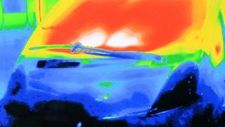 Die Webasto Standheizung für Hybrid- und Elektrofahrzeuge: Auf dem Thermographiebild zeigen die hellen Bereiche die Aufheizung des Innenraums. (Webasto)