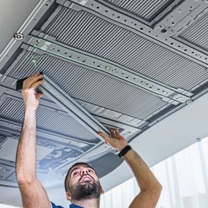 The video projector accurately visualizes and positions on the workpiece where screws need to be placed.(Image: Extend3D)