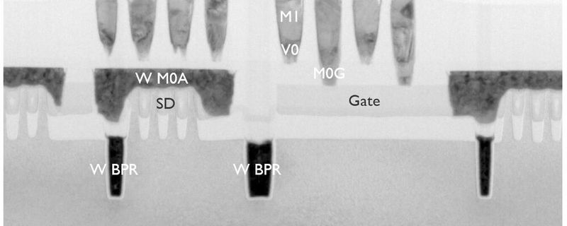 Transmissionselektronenmikroskopie (TEM) zeigt integrierte W-BPR-Linien mit Silizium-Fin-FET im Querschnitt eines Chipssubstrates. Transmissionselektronenmikroskopie (TEM) zeigt integrierte W-BPR-Linien mit Silizium-Fin-FET im Querschnitt eines Chipssubstrates.