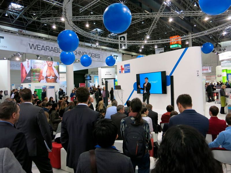 Das Thema Digitalisierung wurde vor der Medica als Trendthema postuliert. Und tatsächlich waren die Vorträge auf dem Forum Health IT in Halle 15 meist bis auf den letzten Platz – und zum Teil darüber hinaus – besetzt. (Reinhardt)