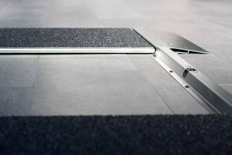 In der Querverbindung sitzt die Radarkamera und ermittelt präzise die Auffahrgeschwindigkeit. (Cartesy)