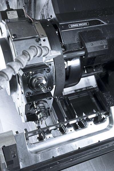 Jede der drei NLX 2500|700 übernimmt unterschiedliche Bearbeitungsschritte – von den Bohrungen bis zum Fräsen der Flächen. (DMG Mori)