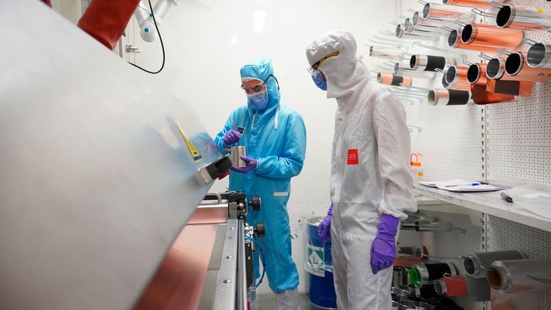 Mitarbeiter von Stellantis (blau) und dem französischen CEA (weiß) arbeiten die nächsten Jahre gemeinsam an neuen Batteriezellen für E-Autos.(Bild:  Stellantis)