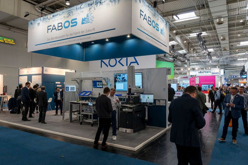 Fab OS ist ein Betriebssystem für die Produktion und das Ergebnis der Zusammenarbeit von über zwanzig Partnern aus Wissenschaft und Industrie, die vom Bundesministerium für Wirtschaft und Klimaschutz gefördert wurde. Nach dem Vorbild eines Betriebssystems will Fab OS Komponenten bereitstellen, die Maschinen, Infrastruktur und Dienste verknüpft. (Bild: Vogel Communications Group)