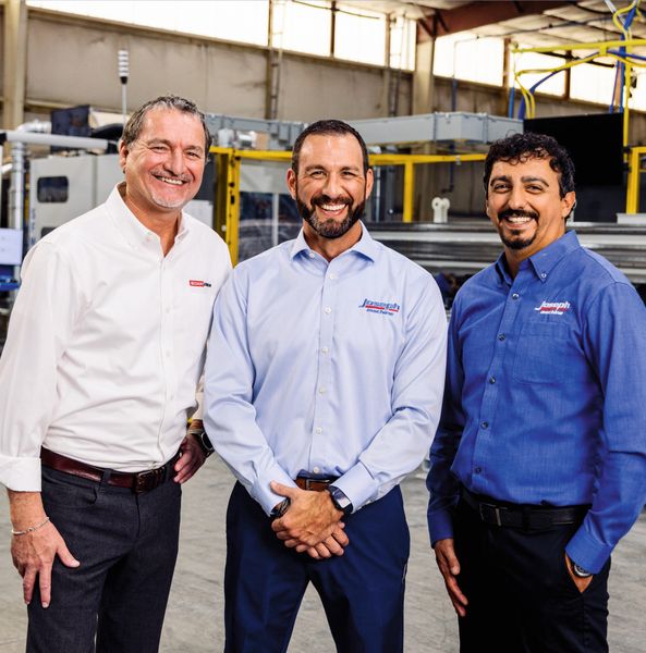 Paxton Shantz, Digital Manufacturing Industry Manager von Beckhoff USA, mit Tom Vajdic, Vice President of Sales, und Albert Arustamyan, Leiter Steuerungstechnik, beide von Joseph Machine (v.l.n.r.) (Bild: Beckhoff Automation)