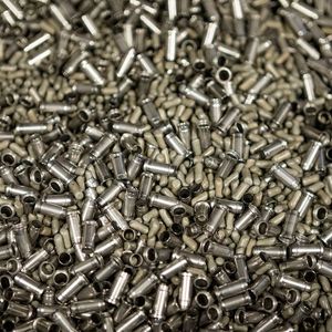 In den Versuchen wird einerseits die passende Anlagentechnik und -ausführung definiert. Andererseits wird die für die Anwendung optimale Schleifkörpergeometrie und -art (keramisch oder kunststoffgebunden) ermittelt. Für ein gleichbleibend gutes Bearbeitungsergebnis sind bei den Schleifkörpern häufig extrem enge Größentoleranzen einzuhalten.(Bild:  Hubert Stüken)