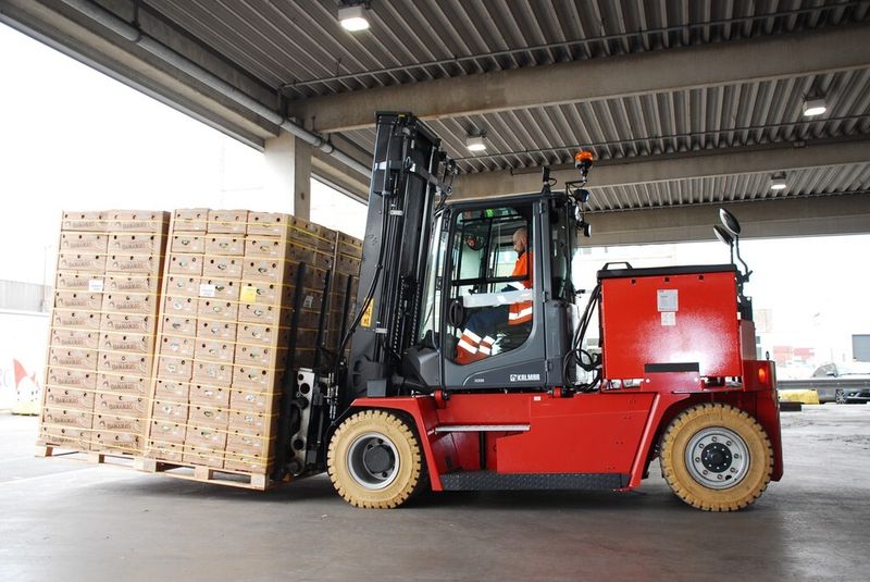 Kalmar ECG90-6LS mit kurzem Radstand von 2600 mm und einer 1550-Ah-Batterie mit 80 V Spannung mit Vierfachpalettenklammer im Fruchtumschlag. (Bild: Kalmar)