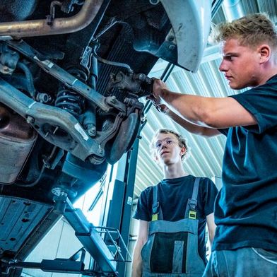 Das Kfz-Handwerk ist in Sachen Ausbildung grundsätzlich gut aufgestellt, hat aber dennoch mit erheblichen Problemen zu kämpfen – vor allem bei der Suche nach geeigneten Auszubildenden. (Bild: frei lizenziert)