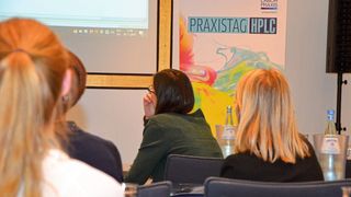 Beim Praxistag HPLC lernen die Teilnehmer Tipps und Tricks für die Chromatographie im Labor kennen (Foto vom Praxistag HPLC 2019 in Berlin) (Bild: LABORPRAXIS)