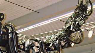 Komplexer Roboterarm, ausgestattet mit Composite-Hydraulikzylindern (Zollner Elektronik)