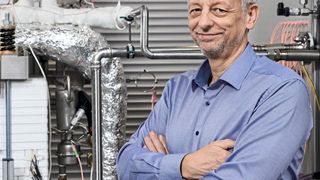 Prof. Ludger Blum neben einer reversiblen Hochtemperatur-Brennstoffzelle am Institut für Energie- und Klimaforschung in Jülich (Forschungszentrum Jülich GmbH, Ralf-Uwe Limbach)