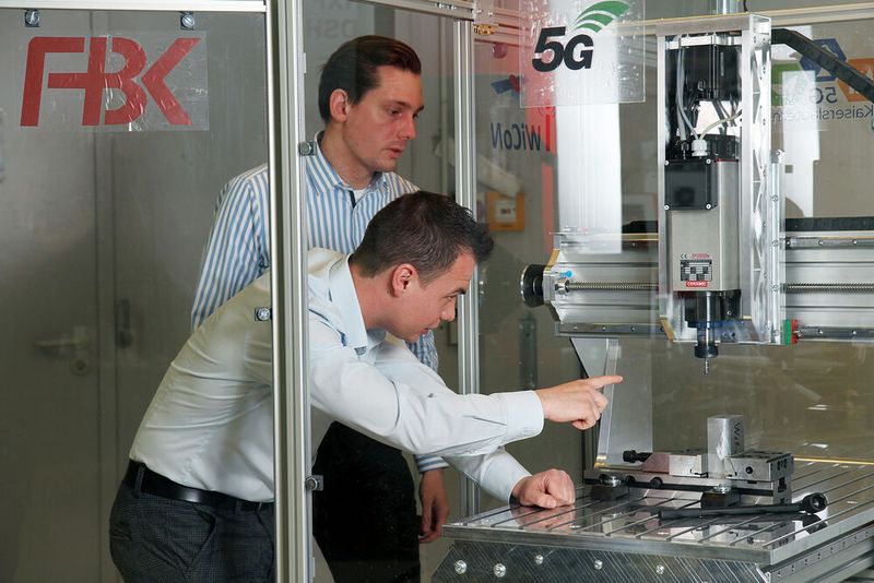 Messe-Highlight: Das Team um Jan Mertes (vorne) und Peter Simon von der TU Kaiserslautern hat für diese Fräsmaschine einen digitalen Zwilling entwickelt. Dabei werden auch Maschinendaten sowie Steuerungsbefehle per 5G-Technik übermittelt, was viele Vorteile bringt, die man bald in Hannover vorstellt. Messe-Highlight: Das Team um Jan Mertes (vorne) und Peter Simon von der TU Kaiserslautern hat für diese Fräsmaschine einen digitalen Zwilling entwickelt. Dabei werden auch Maschinendaten sowie Steuerungsbefehle per 5G-Technik übermittelt, was viele Vorteile bringt, die man bald in Hannover vorstellt.
