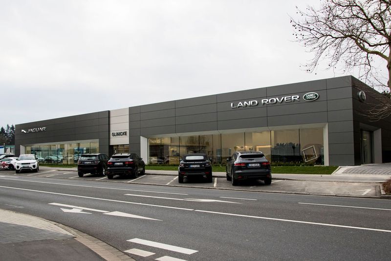 In den Neubau hat die Autohausgruppe drei Millionen Euro investiert. (Franziska Wagner)