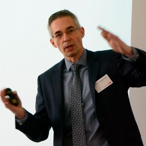 Adrian Guggisberg, Leiter Product Portfolio Management für das Drives and Controls-Geschäft bei ABB, zeigte wie sich Energieeffizienz durch die gemeinsame Architektur der ABB-Frequenzumrichter einfach umsetzen lässt.(Bild:  Stefanie Michel)