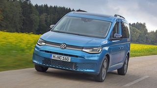 Beim aktuellen Caddy müssen sich die Servicepartner den Bremsschlauch anschauen.  (Bild: VW)