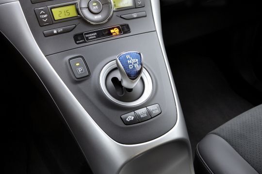 Der kleine Schalthebelstummel stammt aus dem Prius. (Archiv: Vogel Business Media)