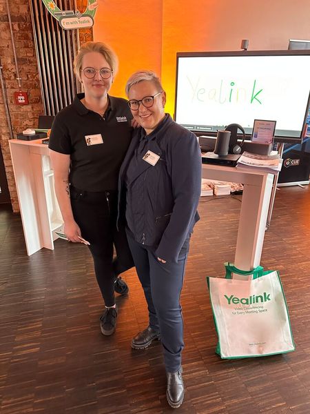Ella Amrhein und Doreen Adrian (r., Littlebit) stehen für Yealink Fragen zur Verfügung. (Bild: Vogel IT-Medien)