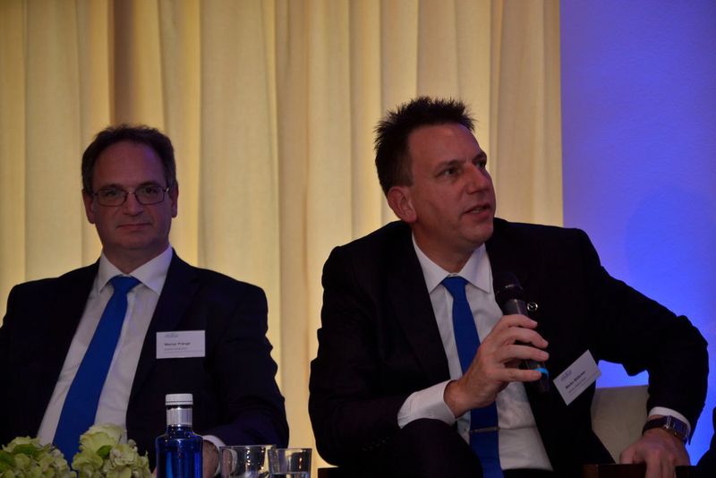 Marco Böttcher (re.), Sprecher des Arbeitskreises Vertrieb, kritisierte, dass die Kunden, die von der Händlerwebseite aus einen Neuwagen konfigurieren wollen, nicht durchgängig auf der Webseite bleiben können, sondern über den Mazda-Konfigurator letztlich bei Find My Mazda landen, wo sich der Händler im direkten Preiswettbewerb mit anderen Autohäusern befindet. (Mauritz)