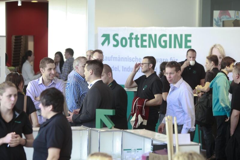 SoftEngine-Partner und -Mitarbeiter beim „Socialising“. (Bild: SoftEngine)