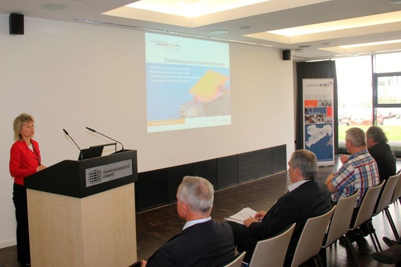 Referenten aus Wissenschaft und Industrie informierten über das Presshärten. (Bild: Vemas)