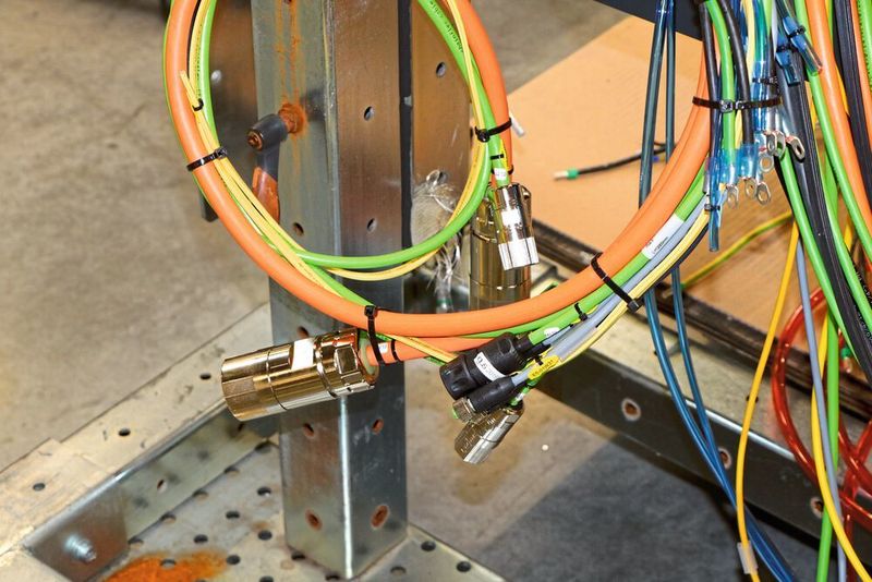 Konfektionieren bedeutet heute immer noch sehr viel Handarbeit. Jedes Kabel ist anders aufgebaut: verschiedene Mantelmaterialien, unterschiedliches Innenleben, hinzu kommen tausende verschiedene Steckverbinder. (S.Häuslein/konstruktionspraxis)