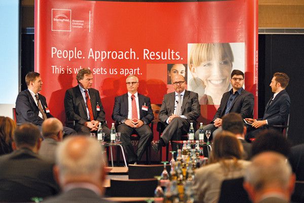 v.l.n.r. Stefan Pechardscheck, Partner BearingPoint GmbH; Dr. Raine­r Minz, Senior Partner, The Boston Consulting Group; Dr. Gerhard Popp, Leiter Sektion V, Bundes­ministerium für Finanzen Öster­reich; Erwin Schwärzer, Referats­leiter Bundesinnen­ministerium; Christopher Lauer, Fraktionsvorsitzender der Pirate­n Berlin; Leeor Engländer, Chefredaktio­n Die WELT, diskutierte­n die Chancen einer Digitalisierung der Verwaltung. (Foto: BearingPoint)
