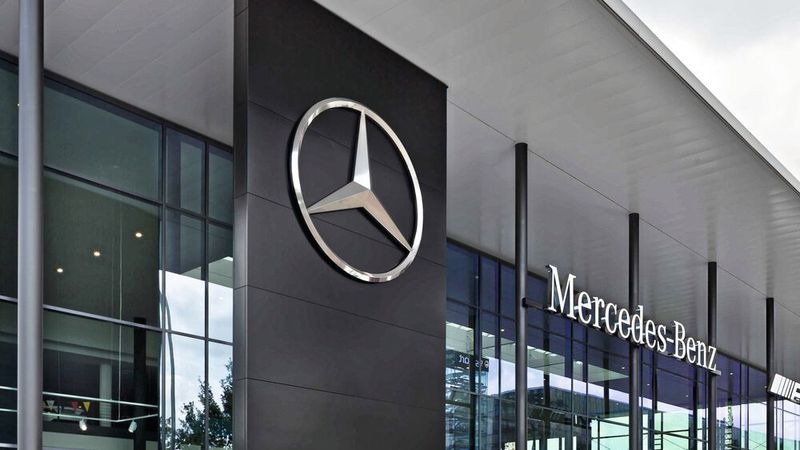 Gegen den Verkauf der restlichen Niederlassungen regt sich in der Mercedes-Belegschaft Widerstand.(Bild:  Mercedes-Benz)