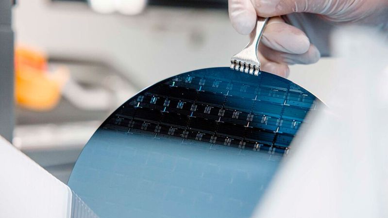 Bei Black Semiconductor werden Graphen-Komponenten auf einen Halbleiter-Wafer aufgetragen, um eine Vielzahl optischer Verbindungen zu ermöglichen.(Bild:  Black Semiconductor)